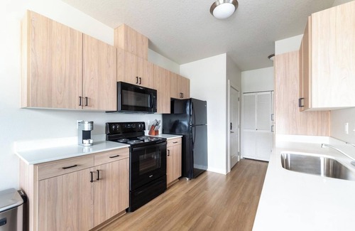 Molalla Apartment | Landing | Chic 2BD, Pool, Gym