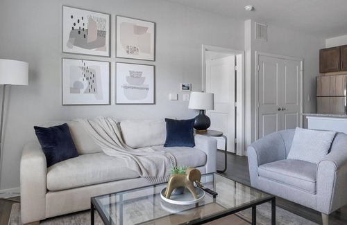 Dallas Apartment | Landing | Modern 1BD, Gym, Pool