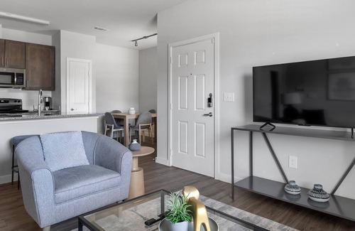 Dallas Apartment | Landing | Modern 1BD, Gym, Pool