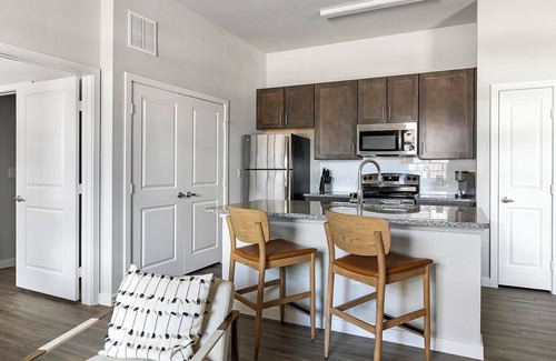 Dallas Apartment | Landing | Modern 1BD, Gym, Pool