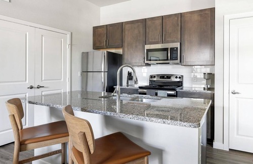 Dallas Apartment | Landing | Modern 1BD, Gym, Pool