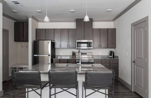 Manor Apartment | Landing | Modern 1BD, Pool, Courtyard