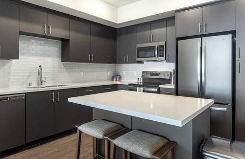 Spring Apartment | Landing | Modern 2BD, Gym, Pool