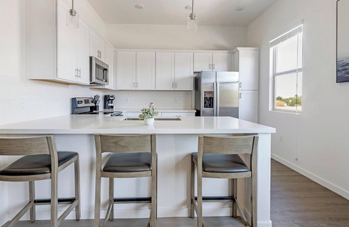 Oro Valley Apartment | Landing | Modern 2BD, Pool