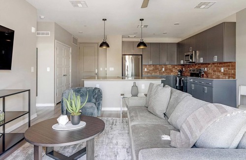 Warehouse District Apartment | Landing | Spectacular 1BD, Rooftop Lounge