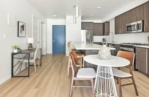 Hayden Island Apartment | Landing | Stunning 1BD, Gym, Pool