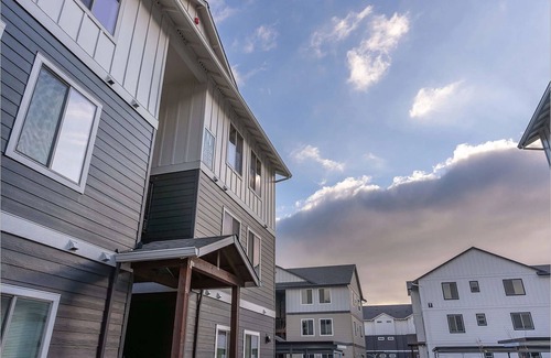 Woodburn Apartment | Landing | Stunning 2BD, Gym, Clubhouse