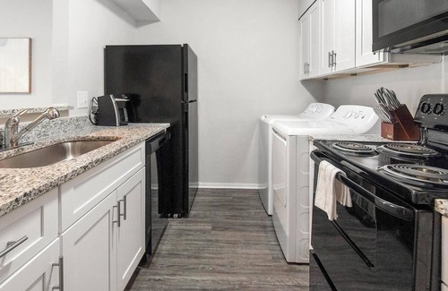 Cordova Apartment | Landing | Stunning 2BD, Pool, Gym