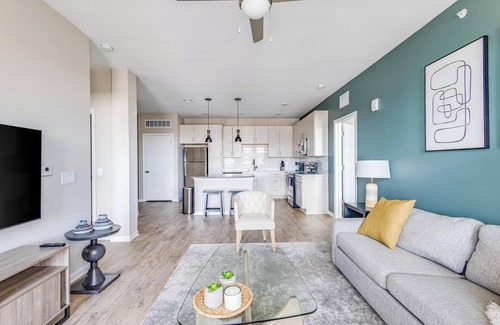 Kenton Apartment | Landing | Stunning 2BD, Yoga Studio, Pool