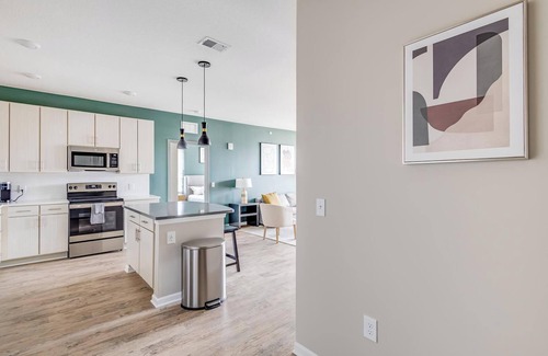 Kenton Apartment | Landing | Stunning 2BD, Yoga Studio, Pool