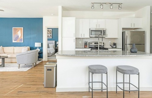 Waller Apartment | Landing | Stunning 3BD, Gym, Pool