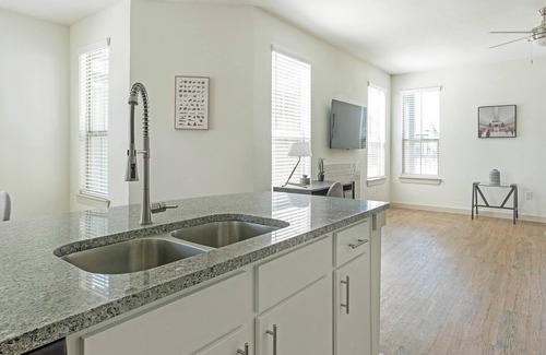 Waller Apartment | Landing | Stunning 3BD, Gym, Pool