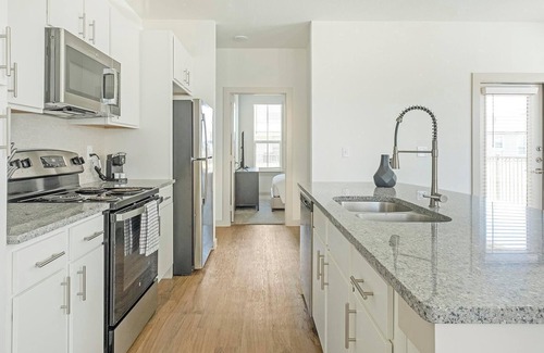 Waller Apartment | Landing | Stunning 3BD, Gym, Pool