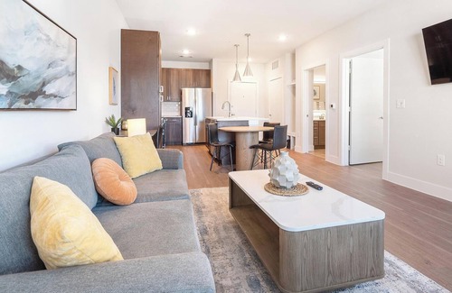 Seguin Apartment | Landing | Stylish 1BD, Pool, Gym