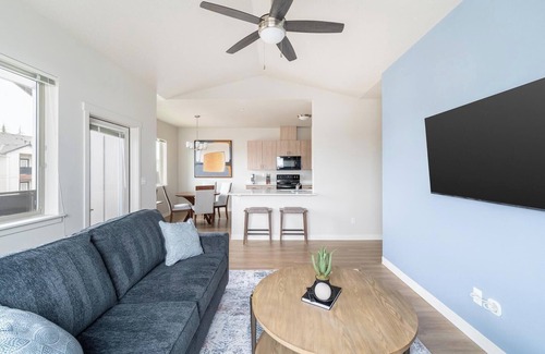 Molalla Apartment | Landing | Stylish 2BD, Gym, Pool