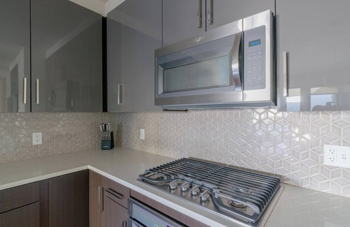 Houston Apartment | Landing | Stylish 2BD, Tennis Court, Pool