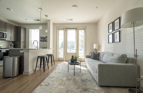Charlotte Apartment | Landing | Stylish Studio, Gym, Pool