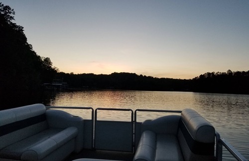 Dawsonville House | Lanier Waterfront Cabin retreat. GA mountains, 5Br w/Dock, Grill, Fire pit +more