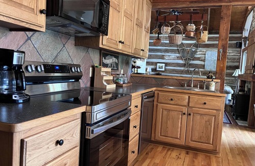 Lansing Cabin | Lansing NC , near West Jefferson and Boone NC, secluded log cabin getaway