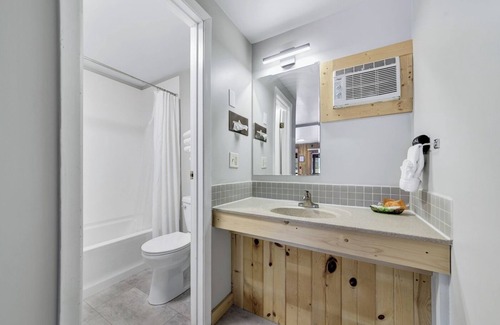 Hill City Hotel | Lantern Inn