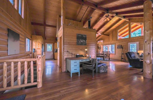 Eureka Cabin | Larch Lodge – 3 BDR Secluded Log Cabin & Pet Friendly!