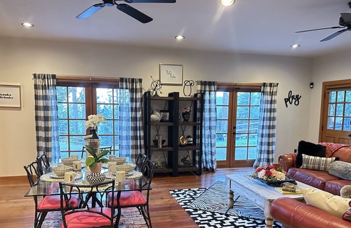 Somers Cabin | Large 1 Bedroom 3 Bed Gated Luxurious Cottage Sleeps 4, Kitchen, Washer & Dryer