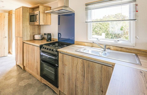 Cardigan House | Large 12ft-wide caravan with one double with en suite W.
