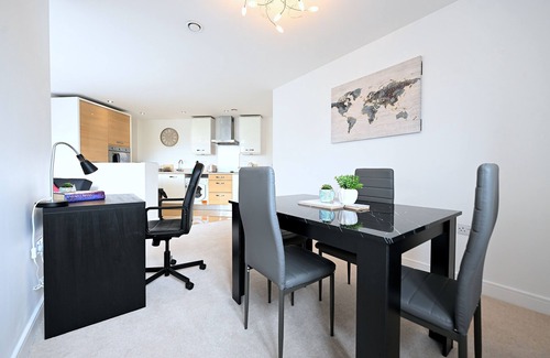 Rushmoor District Apartment | Large 2 BR Flat High Spec Free Parking - Perfect for Contractors