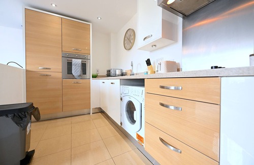 Rushmoor District Apartment | Large 2 BR Flat High Spec Free Parking - Perfect for Contractors