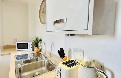 Rushmoor District Apartment | Large 2 BR Flat High Spec Free Parking - Perfect for Contractors