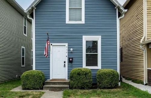 Downtown Indianapolis House | Large 2 story home with fenced back yard