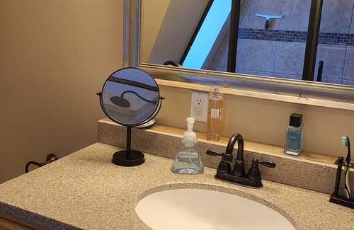 Gateway House | Large 20-25 Bed Residence Centrally Located - Great for Groups!