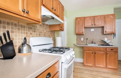 Weequahic Apartment | Large 3 BDR 10 mins to EWR Airport Bus to NYC