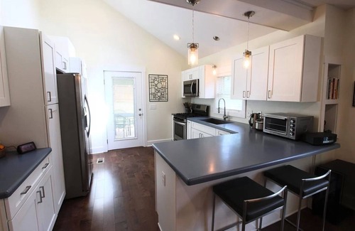 Bloomington House | Large 3-bedroom bungalow near IU stadiums