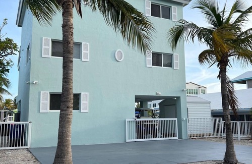 Monroe County House | Large 3-story Home on the Water - 45ft dock