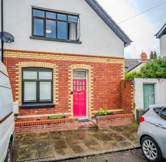 Pontcanna House | Large 3BR House Garden Free parking Games