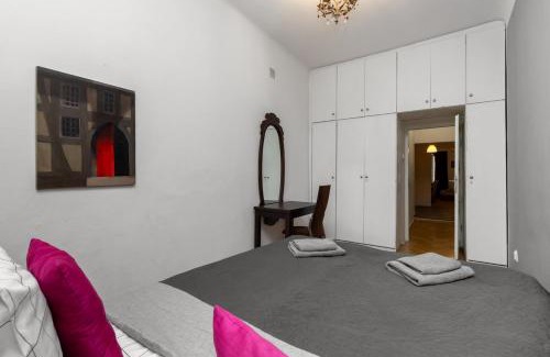 Old Town Apartment | Large 4-Bedroom Apartment in the Heart of Old Town - Freta