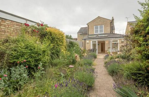 Cambridge House | LARGE 4 bedroom Home with Garden and Free Parking