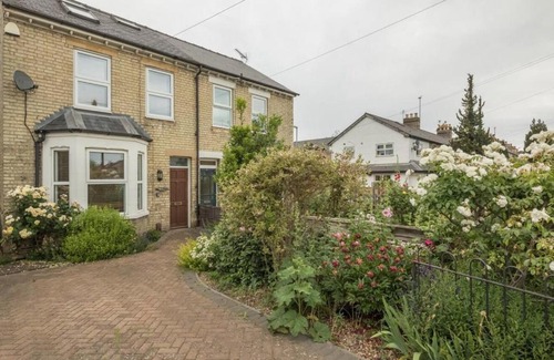 Cambridge House | LARGE 4 bedroom Home with Garden and Free Parking