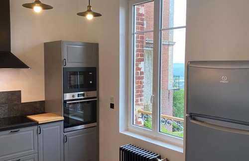 Laon House | Large 4* gîte: sleeps 12, 6 bedrooms, 4 bathrooms, games room, garden