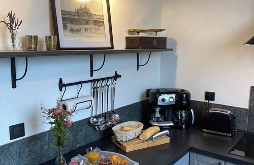 Laon House | Large 4* gîte: sleeps 12, 6 bedrooms, 4 bathrooms, games room, garden