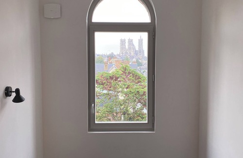 Laon House | Large 4* gîte: sleeps 12, 6 bedrooms, 4 bathrooms, games room, garden