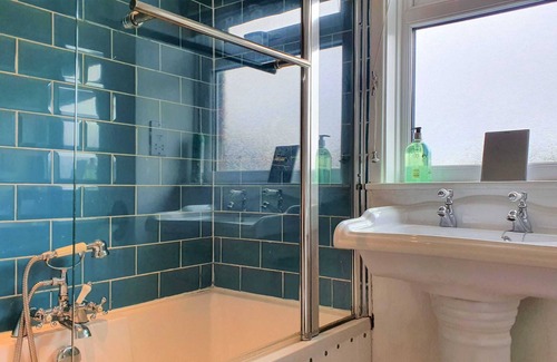 Swindon House | Large 5 Bed Home Parking 2 Cars, Terrace, Garden