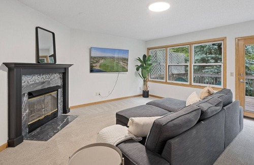 Brooklyn Park House | Large 5 Bed Home with Huge Yard!