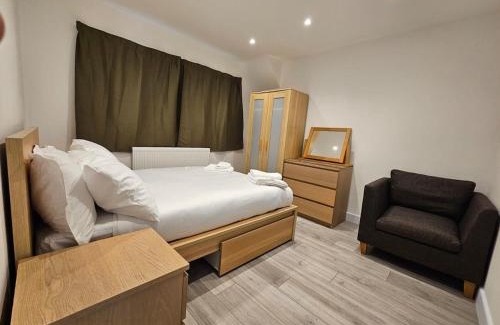 Wandle Valley House | Large 5 Bed Home with 3 Baths and Parking