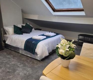 Sheffield Apartment | Large 5 Bedrooms in Sheffield, Near City Centre & Parks