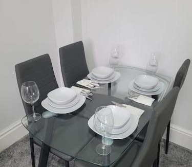 Sheffield Apartment | Large 5 Bedrooms in Sheffield, Near City Centre & Parks