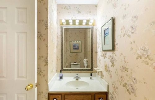 Bowie Cabin | Large 5 BR 9 Beds Near DC/Pool/Hot Tub/Gym/Game Rm/Fire Pit