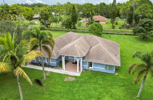 Hunt Club House | Large 5BR Home – Pool Table Yard Beaches