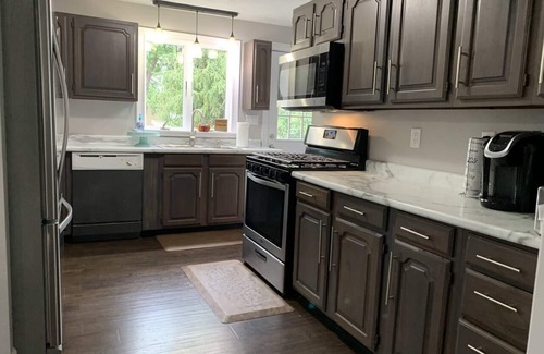 Huron House | Large 5BR Home Sleeps 16! Hot Tub!